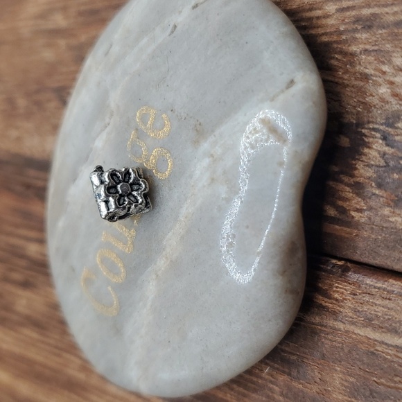 Sterling dainty flower charm - Picture 1 of 3